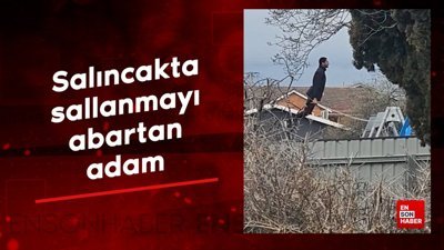 Salıncakta sallanmayı abartan adam