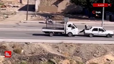 Elazığ'da yolda kalan aracı ayaklarıyla itti