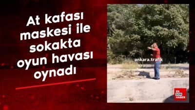 At kafası maskesi ile sokakta oyun havası oynadı
