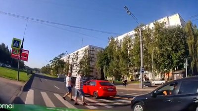 Arabanın çekme halatına takılıp düşen adam