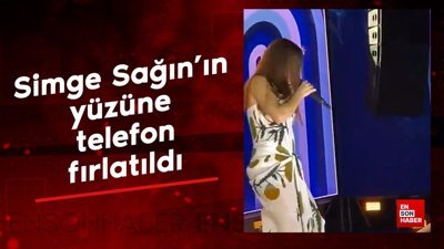 Şarkıcı Simge Sağın’ın sahnedeyken yüzüne telefon fırlatıldı