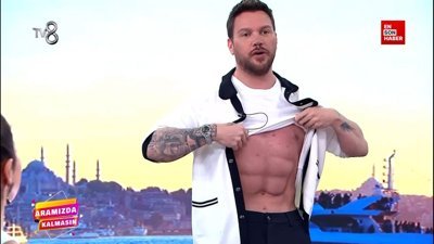 Sinan Akçıl canlı yayında karın kaslarını gösterdi