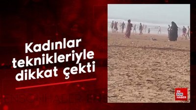 Fas’taki bir plajda futbol oynayan tesettürlü kadınlar teknikleriyle dikkat çekti