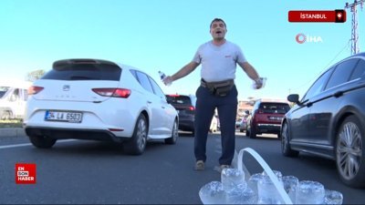 İstanbul'da bir şişe suyla birlikte bolca mutluluk satıyor