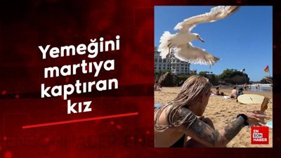 Yemeğini martıya kaptıran kız
