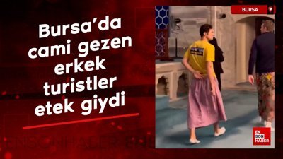 Bursa'da cami gezen erkek turistler etek giydi