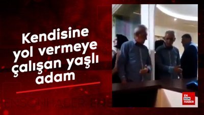 Kendisine yol vermeye çalışan yaşlı adam