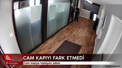 Cam kapıya toslayan adam