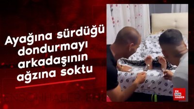 Ayağına sürdüğü dondurmayı arkadaşının ağzına soktu