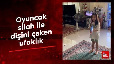 Oyuncak silah ile dişini çeken ufaklık