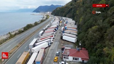 Sarp Sınır Kapısı'nda tırlar kilometrelerce kuyruk oluşturdu