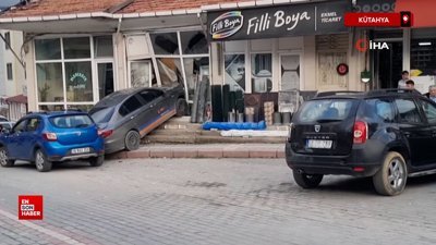 Kütahya'da kontrolden çıkan otomobil, yayaya ve iki araca çarptı