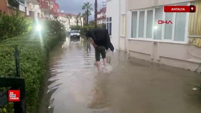 Antalya'da ayakkabısı yeni olan arkadaşını sırtında taşıdı
