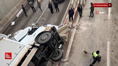 Afyonkarahisar'da kamyon kontrolden çıkarak karşı şeride devrildi