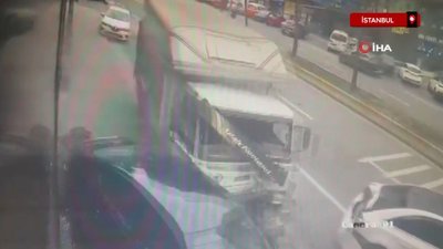 Esenyurt’ta freni boşalan kamyonet 5 araca çarparak durabildi