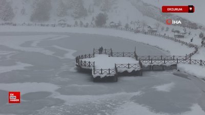 Yüzeyi buz tutan Ardıçlı Gölü'nde mest eden kış manzarası