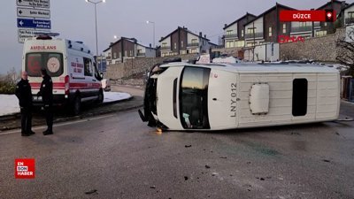 Düzce'de buzlanan yolda işçi servis minibüsü devrildi