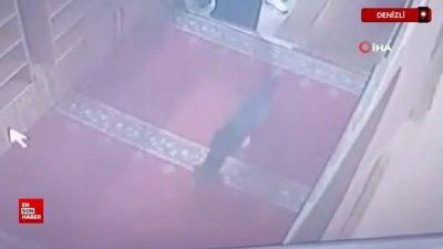 Denizli'de camiye giren köpek bir kişinin ayakkabısını alarak kaçtı