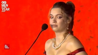 Oyuncu Afra Saraçoğlu ödülünü alırken ağladı