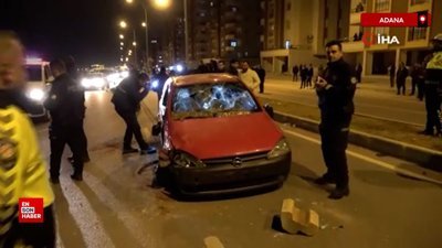 Adana'da kazada ölen motosikletlinin yakınları otomobili parke taşıyla parçaladı