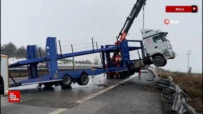 Bolu TEM Otoyolu’nda tır bariyerlere çarptı