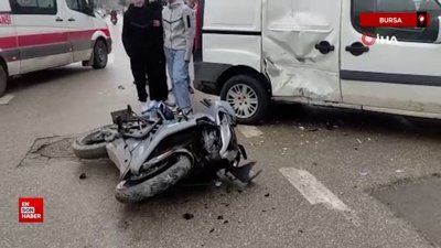 Bursa'da motosiklet hafif ticari araca çarptı