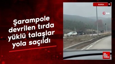 Bursa'da şarampole devrilen tırda yüklü talaşlar yola saçıldı