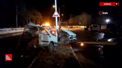 Edirne'de aydınlatma direğine çarpan araç ikiye bölündü