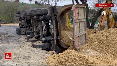 İstanbul'da İSKİ'nin çalışması sırasında yolda oluşan çökme sonucu kamyon devrildi