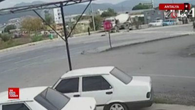 Antalya'da yolun soluna geçmeye çalışan motosiklet otomobille çarpıştı