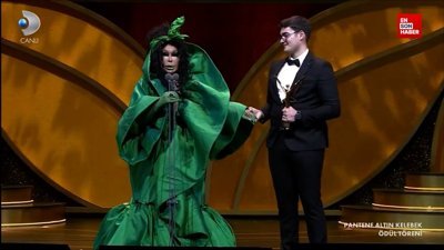 Bülent Ersoy, son giydiği kostümle marula benzetildi