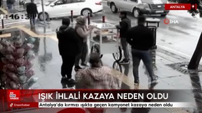 Antalya'da kırmızı ışıkta geçen kamyonet kazaya neden oldu
