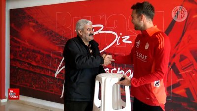 Van de Streek, taburesini kırdığı güvenliğe yenisini hediye etti