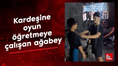 Kardeşine oyun öğretmeye çalışan ağabey