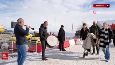 Erzincan'da kayak merkezine gelen turistlere davullu zurnalı karşılama