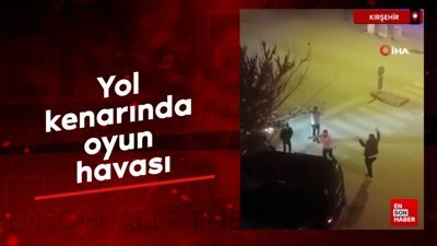 Kırşehir'de yol kenarında oyun havası oynadılar