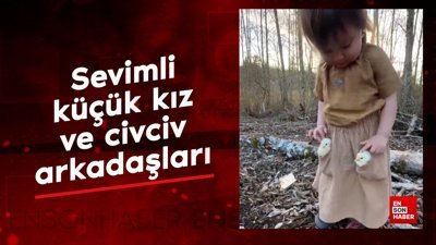 Sevimli küçük kız ve civciv arkadaşları