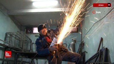 Sivas'ta geliştirdiği ilginç gitarla yaptığı ışık gösterisiyle dikkat çekti