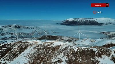 Bitlis'teki rüzgar güllerinin sisli dağlarla görüntüsü mest ediyor