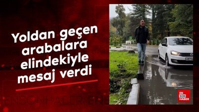 Islanmamak için yoldan geçen arabalara elindekiyle mesaj verdi