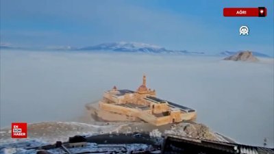 Ağrı'da tarihi İshak Paşa Sarayı ve çevresi sisle kaplandı