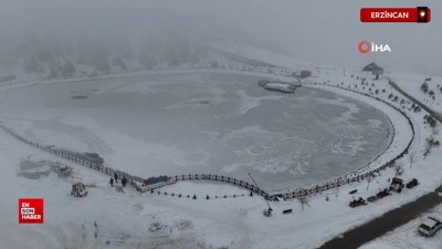 Erzincan'da buz tutan şelale ve göl seyirlik görüntüler oluşturdu
