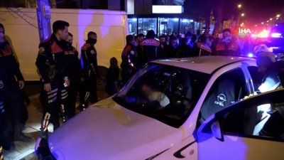 Antalya'da çuval dolusu tabancayla polisten kaçtı, kaza yapınca yakalandı