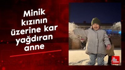 Minik kızının üzerine kar yağdıran anne