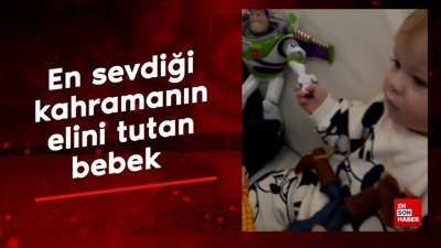 Oyuncak hikayesi izlerken en sevdiği kahramanın elini tutan bebek