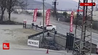 Bolu'da otomobilin ortadan ikiye bölündüğü kaza anı