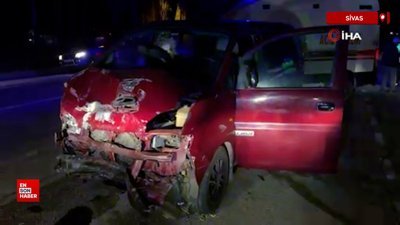 Sivas’ta minibüs hafif ticari araçla çarpıştı