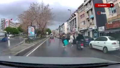İstanbul Kadıköy’de motosikletli yayaya çarptı