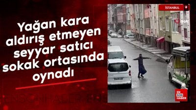 İstanbul yağan kara aldırış etmeyen seyyar satıcı sokak ortasında oynadı
