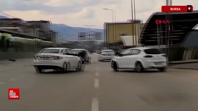 Bursa'da metro hattının duvarına çarpan otomobilin kaza anı